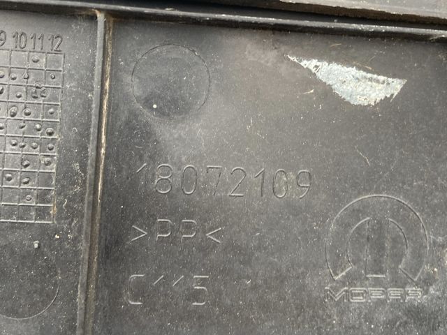 bontott FIAT 500X Jobb első Első Dobbetét (Kerékjárati, Műanyag)