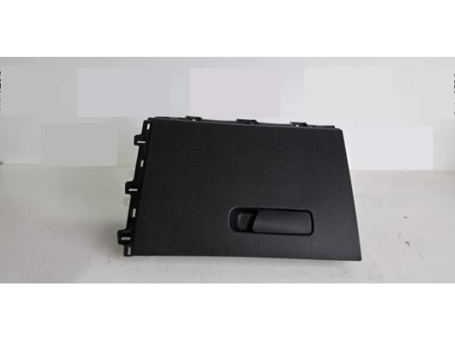 bontott FIAT 500X Kesztyűtartó