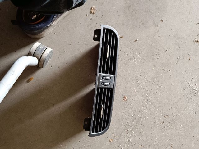 bontott FIAT 500X Középső Szellőző