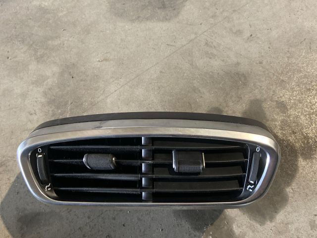 bontott FIAT 500X Középső Szellőző