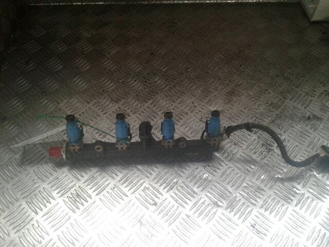 bontott FIAT ALBEA Porlasztó Sor / Híd