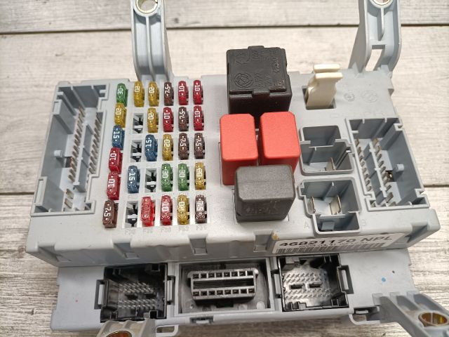 bontott FIAT ALBEA Biztosítéktábla Utastér