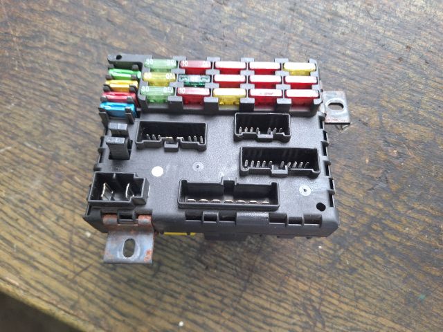 bontott FIAT BRAVA Biztosítéktábla Utastér