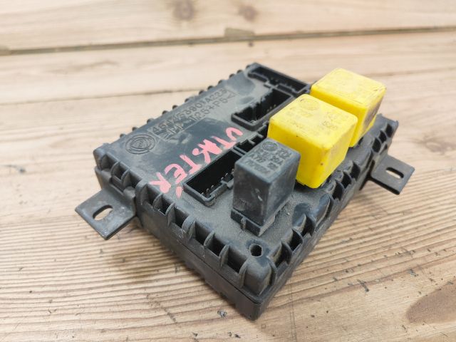 bontott FIAT BRAVA Biztosítéktábla Utastér