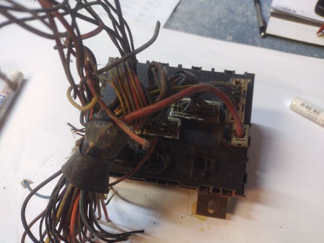 bontott FIAT BRAVA Biztosítéktábla Utastér