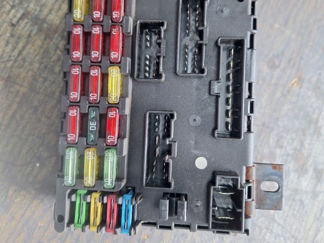 bontott FIAT BRAVA Biztosítéktábla Utastér