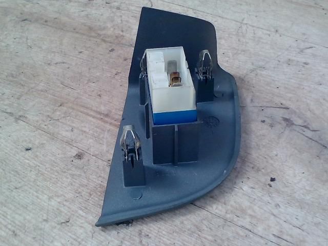 bontott FIAT BRAVA Jobb első Ablakemelő Kapcsoló