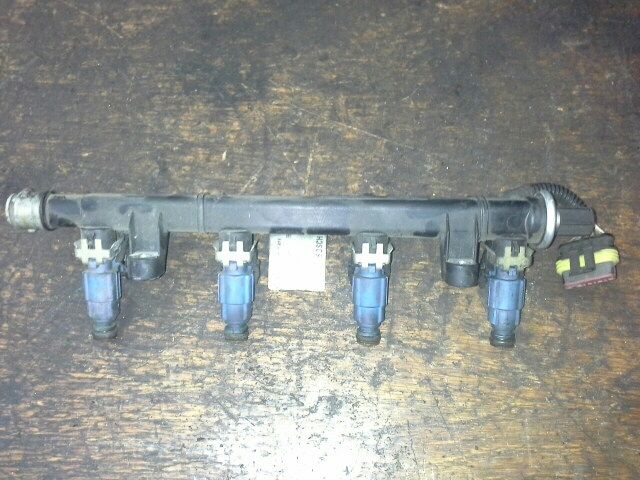 bontott FIAT BRAVO Porlasztó Sor / Híd