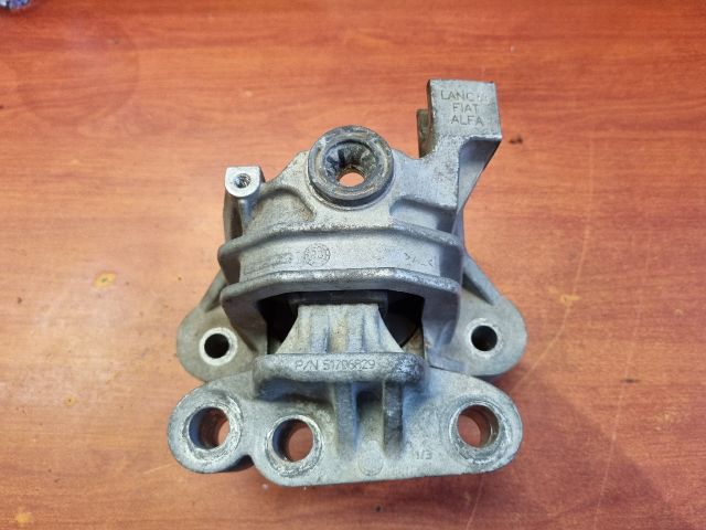 bontott FIAT BRAVO Motor Tartó Bak Jobb