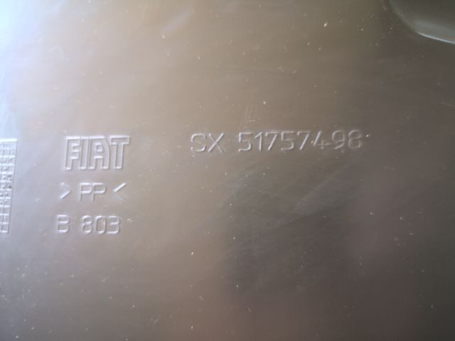 bontott FIAT BRAVO Bal első Dobbetét (Kerékjárati, Műanyag)