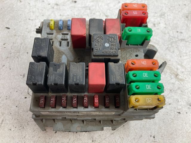 bontott FIAT BRAVO Biztosítéktábla Doboz