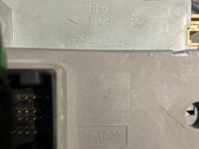 bontott FIAT BRAVO Biztosítéktábla Utastér