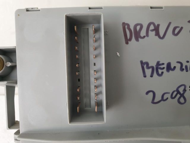 bontott FIAT BRAVO Biztosítéktábla Utastér