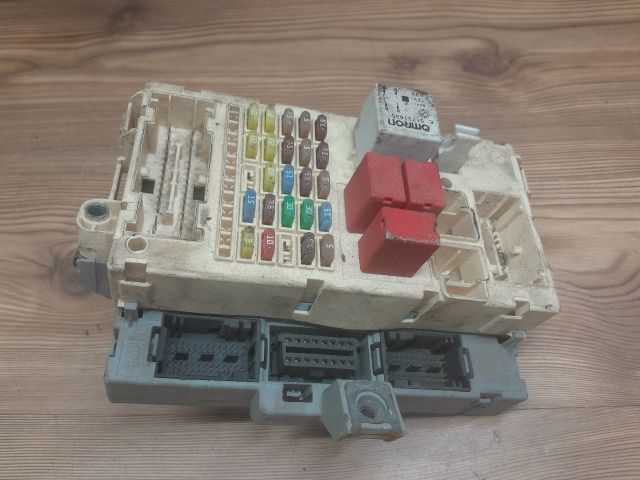 bontott FIAT BRAVO Biztosítéktábla Utastér