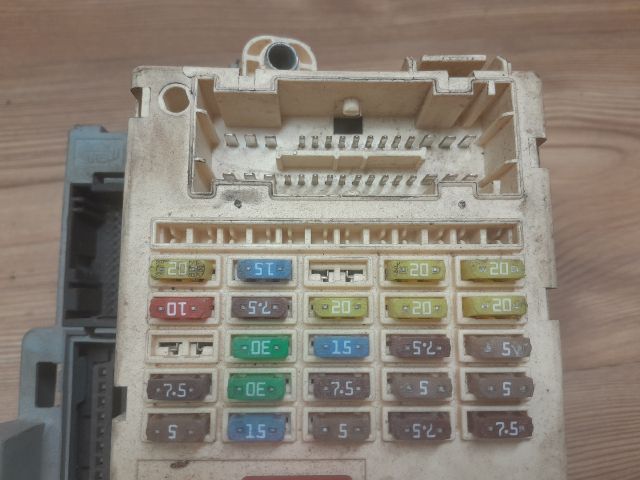 bontott FIAT BRAVO Biztosítéktábla Utastér