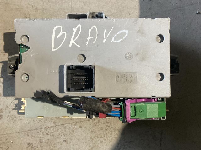 bontott FIAT BRAVO Biztosítéktábla Utastér