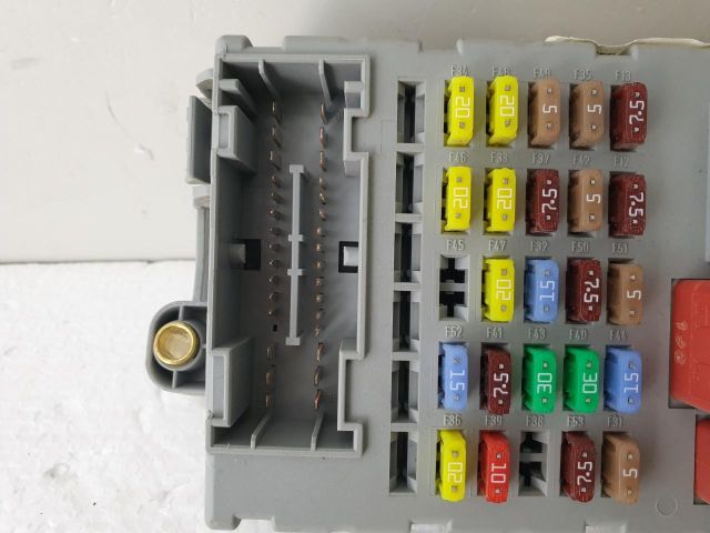 bontott FIAT BRAVO Biztosítéktábla Utastér