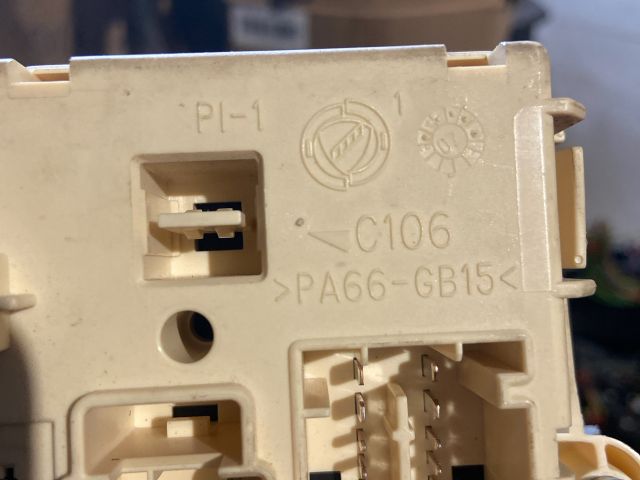 bontott FIAT BRAVO Biztosítéktábla Utastér