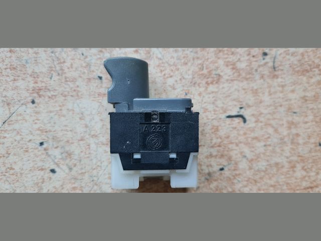 bontott FIAT BRAVO Jobb első Ablakemelő Kapcsoló