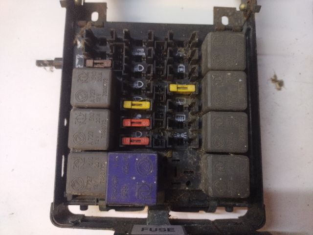 bontott FIAT COUPE Biztosítéktábla Utastér