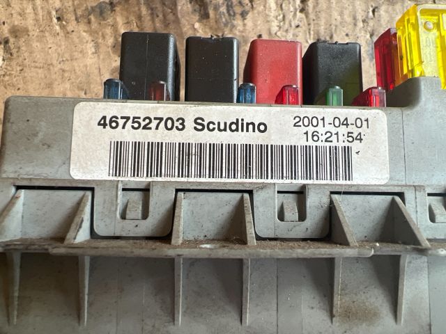 bontott FIAT DOBLO Biztosítéktábla Motortér