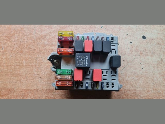 bontott FIAT DOBLO Biztosítéktábla Motortér