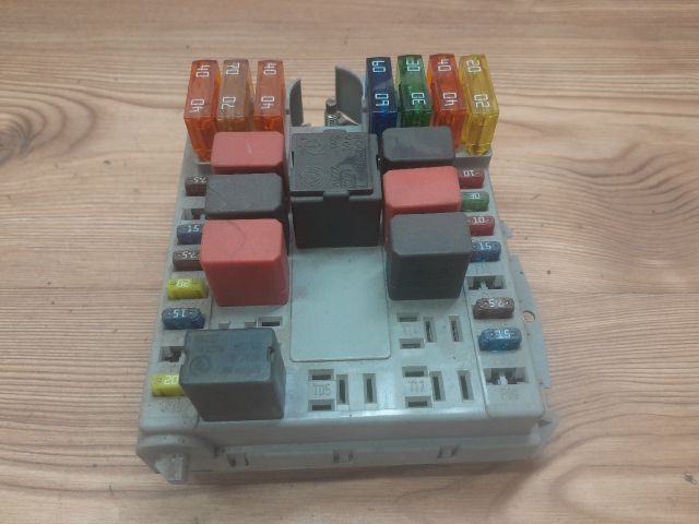 bontott FIAT DOBLO Biztosítéktábla Motortér