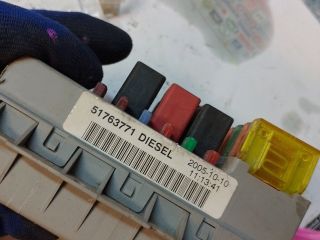 bontott FIAT DOBLO Biztosítéktábla Motortér