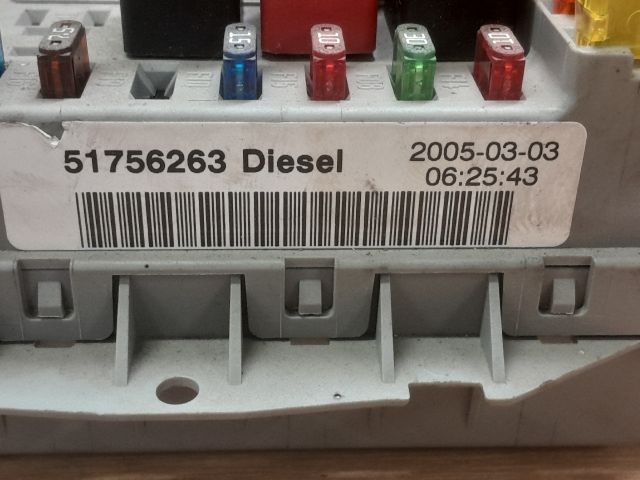 bontott FIAT DOBLO Biztosítéktábla Motortér