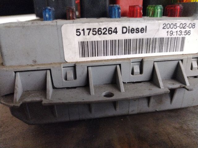 bontott FIAT DOBLO Biztosítéktábla Motortér