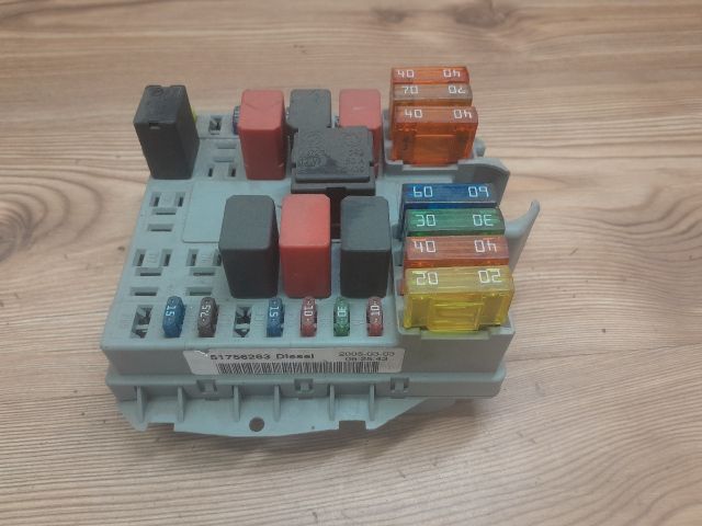 bontott FIAT DOBLO Biztosítéktábla Motortér