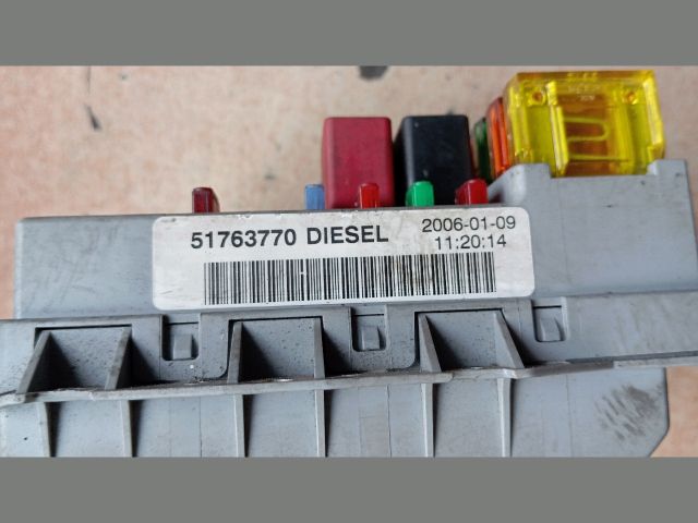 bontott FIAT DOBLO Biztosítéktábla Motortér