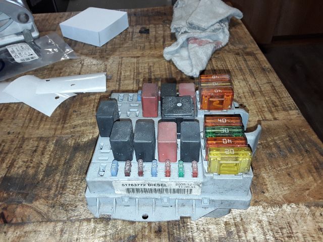 bontott FIAT DOBLO Biztosítéktábla Motortér