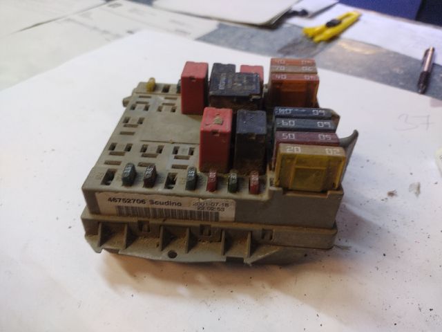 bontott FIAT DOBLO Biztosítéktábla Motortér