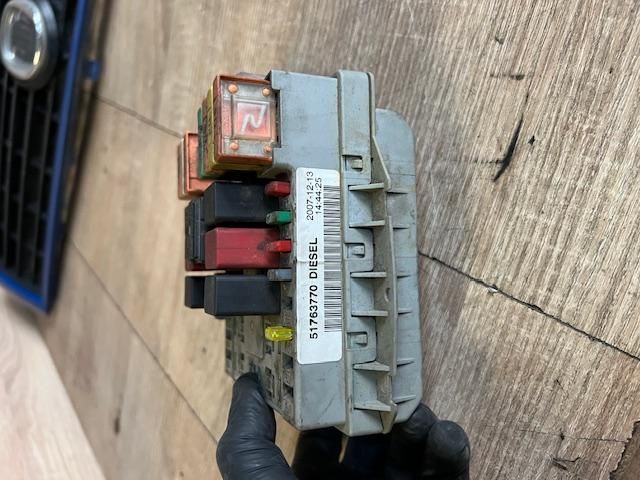 bontott FIAT DOBLO Biztosítéktábla Motortér