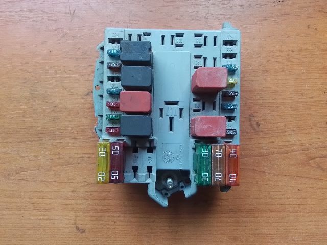 bontott FIAT DOBLO Biztosítéktábla Motortér