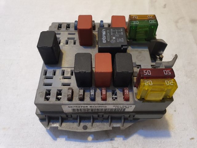 bontott FIAT DOBLO Biztosítéktábla Motortér