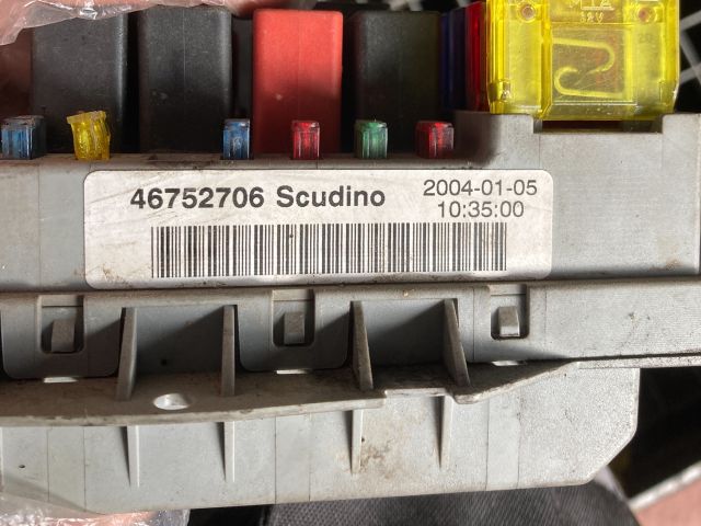 bontott FIAT DOBLO Biztosítéktábla Motortér