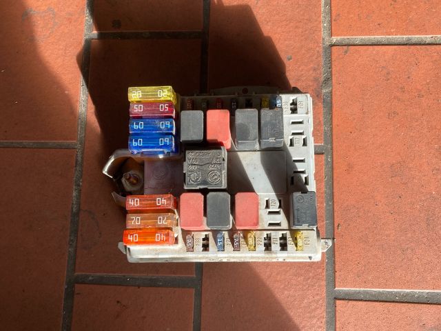 bontott FIAT DOBLO Biztosítéktábla Motortér