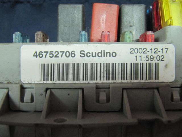 bontott FIAT DOBLO Biztosítéktábla Motortér