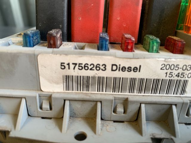 bontott FIAT DOBLO Biztosítéktábla Motortér