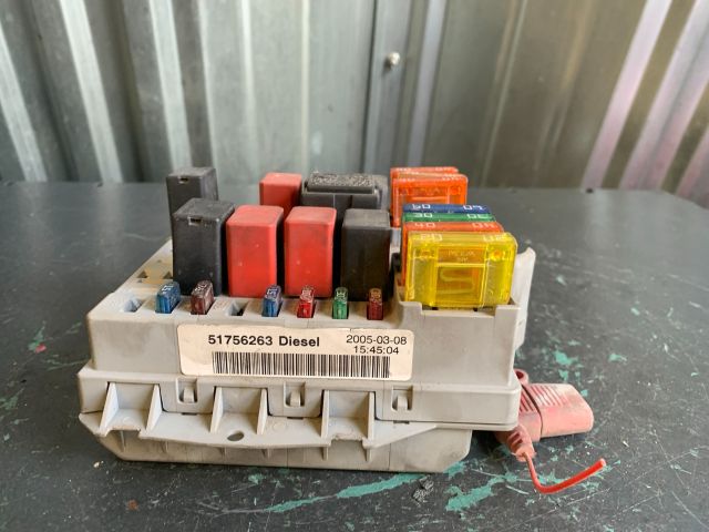 bontott FIAT DOBLO Biztosítéktábla Motortér