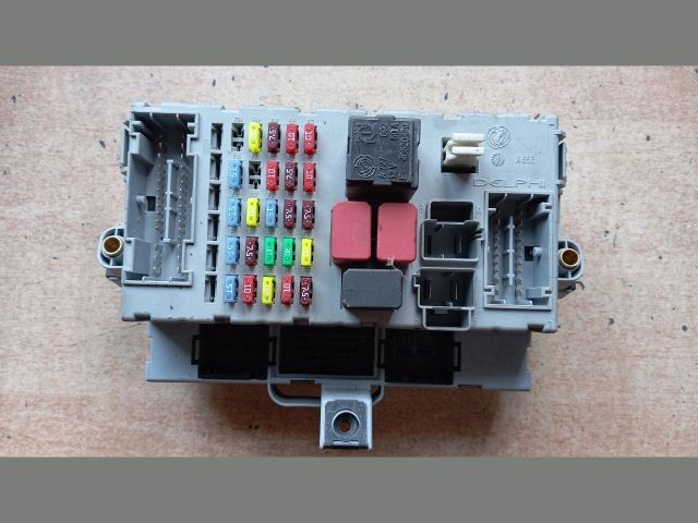 bontott FIAT DOBLO Biztosítéktábla Utastér