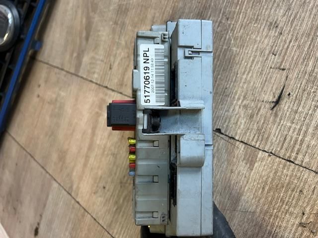 bontott FIAT DOBLO Biztosítéktábla Utastér