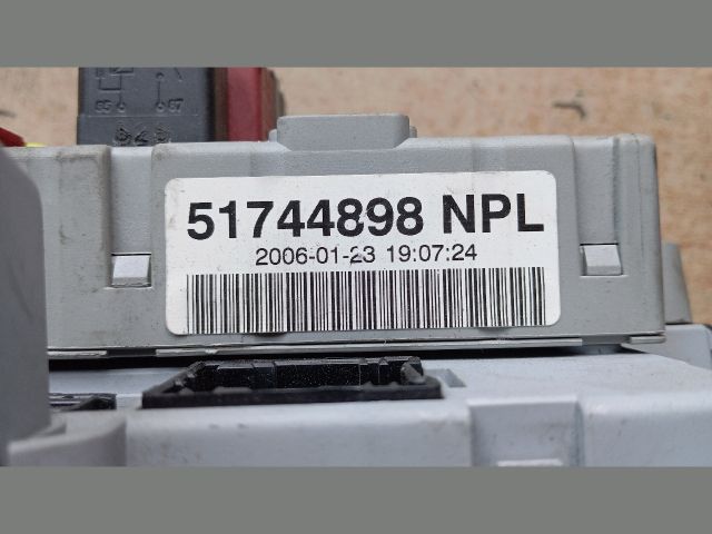 bontott FIAT DOBLO Biztosítéktábla Utastér