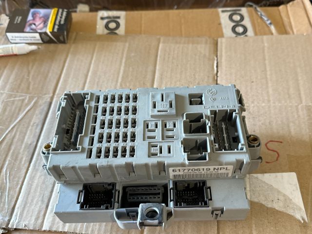 bontott FIAT DOBLO Biztosítéktábla Utastér