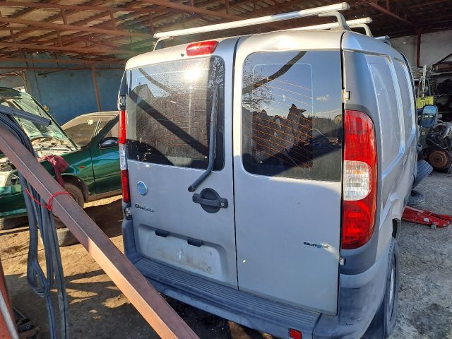 bontott FIAT DOBLO Jobb Csomagtérajtó (Részeivel)