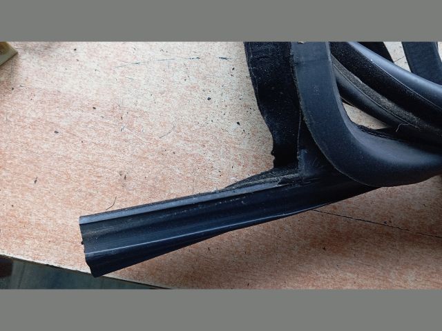 bontott FIAT DOBLO Jobb első Gumikéder