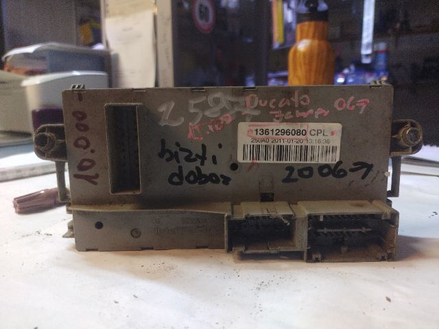 bontott FIAT DUCATO Biztosítéktábla Utastér