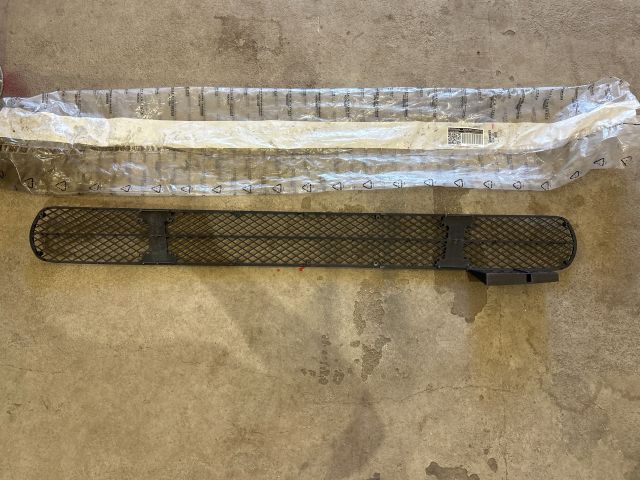 bontott FIAT DUCATO Első Lökhárító Alsó Középső Díszrács